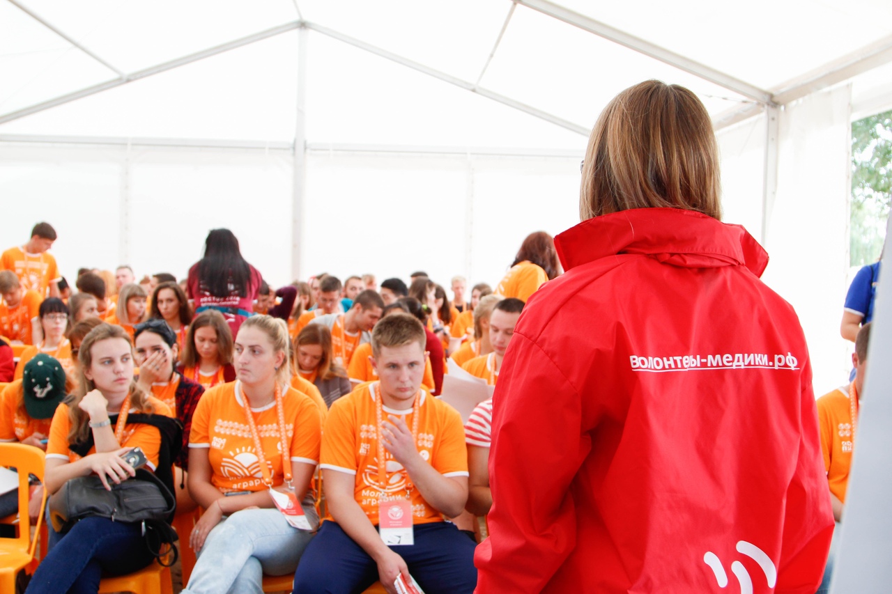 Коммуникация волонтеров. Волонтеры на мероприятиях. Волонтеры в работе. Оранжевые волонтёры. Волонтеры молодежь.